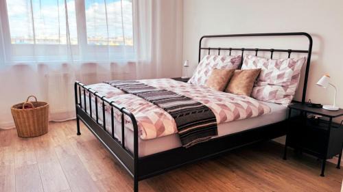 Ruzinov Apartamento | Restful Moments with 2x Bathroom and 2x Bedroom with King Beds, Parking and Workspace