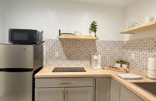 Largo Apartamento | Restful Palms – Cozy Studio Near Clearwater & St. Pete Beaches