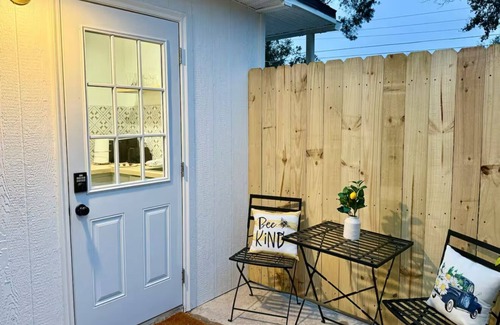 Largo Apartamento | Restful Palms – Cozy Studio Near Clearwater & St. Pete Beaches