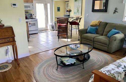 Middletown Casa | Restful,SUNNY Cottage in the midst of it all - BEACHES,RESTAURANTS,SHOPPING etc!