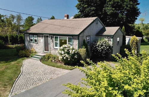 Middletown Casa | Restful,SUNNY Cottage in the midst of it all - BEACHES,RESTAURANTS,SHOPPING etc!