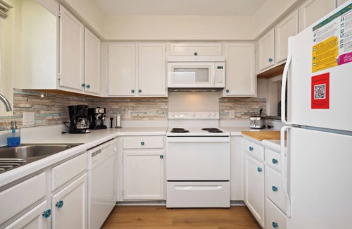 Caswell Beach Condominio | Beachy McBeach Face: 2 BR / 2 BA condo en Caswell Beach, capacidad para 6