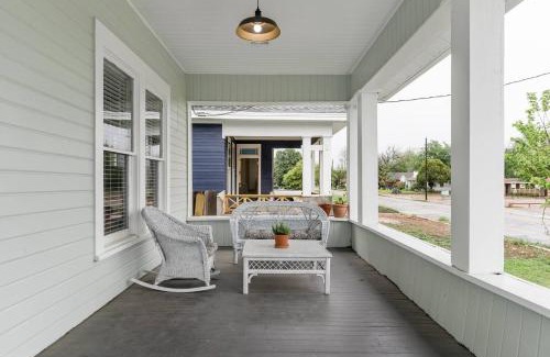 Austin Ave. Casa | Restored 1930s Uptown Bungalow 2 min. to Magnolia