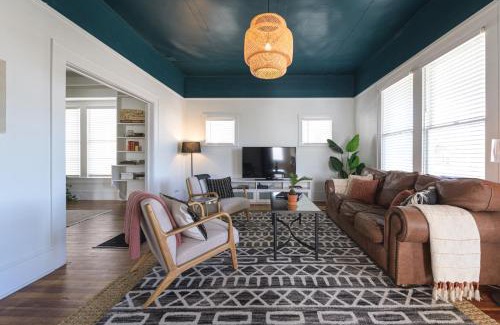 Austin Ave. Casa | Restored 1930s Uptown Bungalow 2 min. to Magnolia