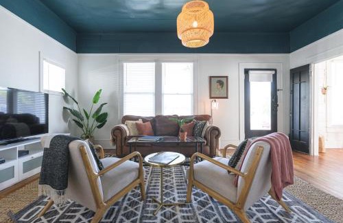 Austin Ave. Casa | Restored 1930s Uptown Bungalow 2 min. to Magnolia