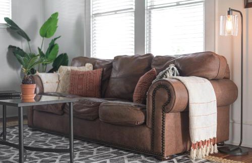 Austin Ave. Casa | Restored 1930s Uptown Bungalow 2 min. to Magnolia