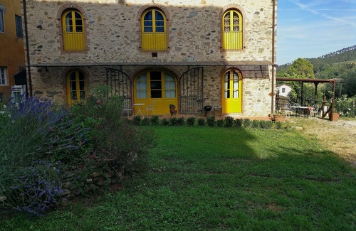 Sant'Andrea di Compito Casa | Granero restaurado con gran piscina y arroyo de montaña