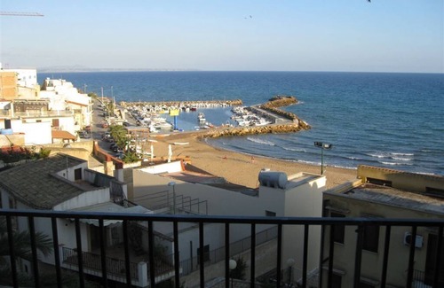 Marinella di Selinunte Apartamento | Restaurada casa de pescadores con vistas al mar y al puerto