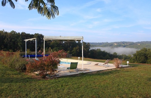 Saint-Amand-de-Coly Cabaña | Antigua casa de campo fortificada del siglo XVII, piscina climatizada con vistas panorámicas.