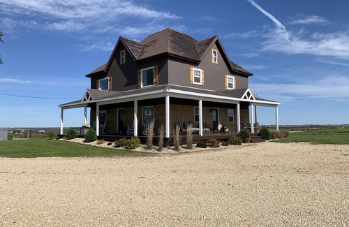 Dickeyville Casa | Casa rural restaurada se encuentra en la cima de 54 acres con vistas de 360 ​​grados de WI pintoresco.