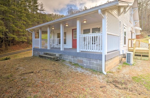 Bryson City Cabaña | Restored Mountain Farmhouse - 2 Mi to Bryson City!