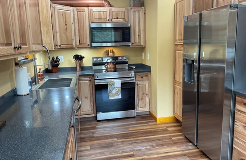 Bear Creek Cabina | Resurrection Peaks Lodge open May of 2025! Perfect for large groups.