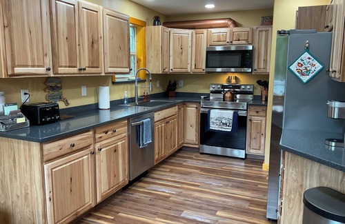 Bear Creek Cabina | Resurrection Peaks Lodge open May of 2025! Perfect for large groups.