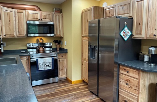 Bear Creek Cabina | Resurrection Peaks Lodge open May of 2025! Perfect for large groups.