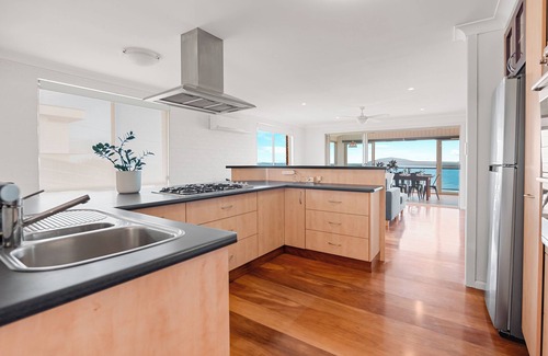 Gerroa Casa | Retreat by the Sea – Coastal Escape with Cozy Spa & Panoramic Ocean Sunset Views