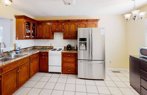 Hixson Cabaña | Retreat by the water with a hot tub, washer/dryer, and central air-conditioning