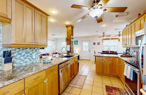 Surfside Beach Casa | Retreat | Gulf Views | Large Deck | Family Fun