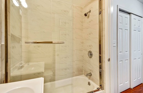 Chinatown Apartamento | Retreat in a Stylish 2B Apartment