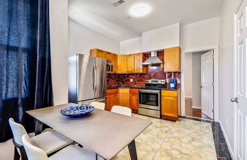 Chinatown Apartamento | Retreat in a Stylish 2BD Apartment in the Heart of the City