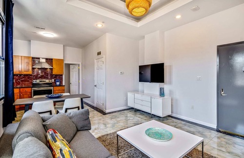 Chinatown Apartamento | Retreat in a Stylish 2BD Apartment in the Heart of the City