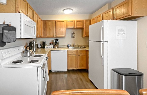 Rockrimmon Condominio | "Retreat in the Springs!" 2 BR Condo - Sleeps 5!
