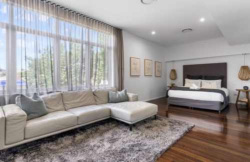 Newcastle West Apartamento | Retreat on Denison - Perfect for City Explorers!