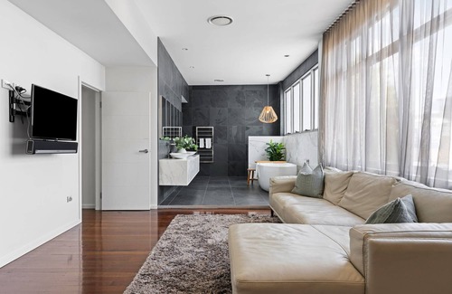 Newcastle West Apartamento | Retreat on Denison - Perfect for City Explorers!