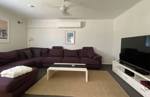 Slade Point Casa | RETREAT ON JANZ cheerful 4BR home, pool/games room