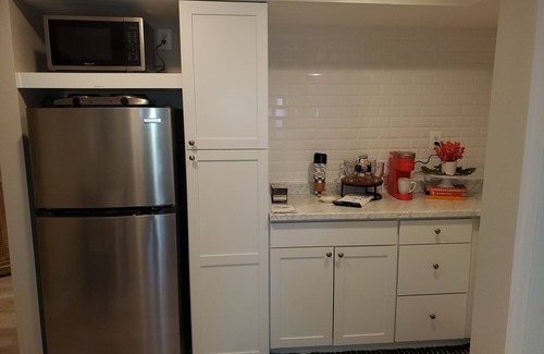 Severn Casa | Retreat on Sage Brush Court (Basement Suite w/private entrance)