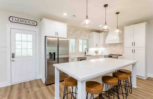 Coldspring Otro | Retreat to the country. Three updated farmhouses, 28 acres, pickleball court.