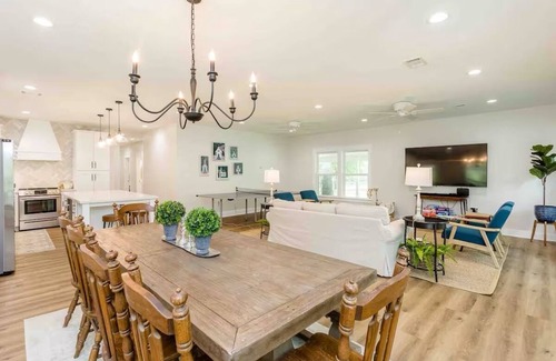 Coldspring Otro | Retreat to the country. Three updated farmhouses, 28 acres, pickleball court.