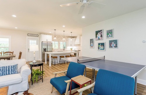 Coldspring Otro | Retreat to the country. Three updated farmhouses, 28 acres, pickleball court.