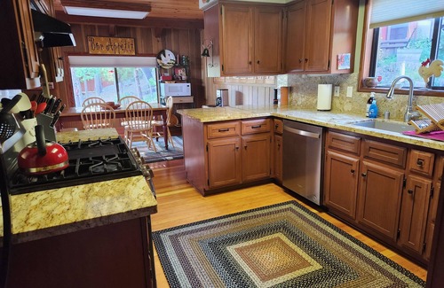 Mi-Wuk Village Cabina | Retreat to this 4/2 Mi-Wuk Village Residence Awesome Window Views