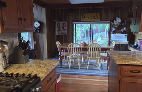 Mi-Wuk Village Cabina | Retreat to this 4/2 Mi-Wuk Village Residence Awesome Window Views