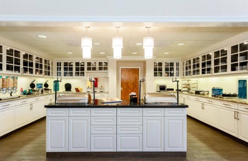 Feather Sound Hotel | Retreat to Understated Elegance! Free Breakfast, Full Kitchen, Outdoor Pool!