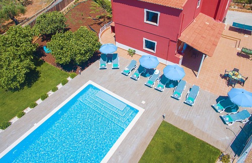 Pata de Cima Villa | Family Villa w/ Heatable Pool & Zen Vibes