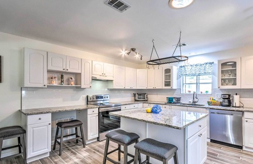 Fort Walton Beach Casa | Retreat w/ Sunroom, Yard & Grill ~1 Mi to Beach!