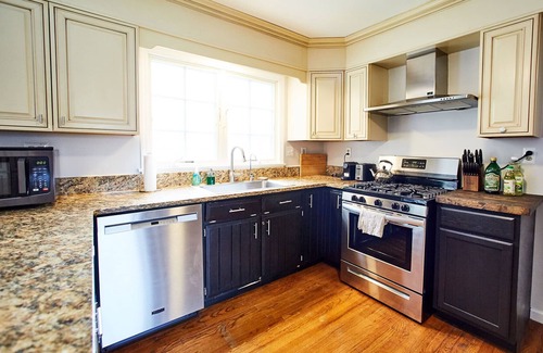 Warwick Casa | Retreat with Hot Tub, 10 Min to Skiing, Fireplace and Firepit!