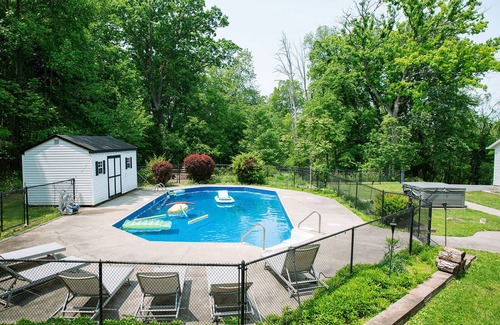 Warwick Casa | Retreat with Hot Tub, 10 Min to Skiing, Fireplace and Firepit!