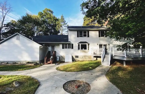 Warwick Casa | Retreat with Hot Tub, 10 Min to Skiing, Fireplace and Firepit!