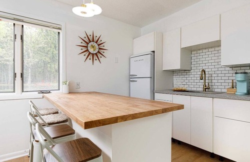 Acme Condominio | Retro 1BR Condo w/ Beach Access + Parking | Near TC