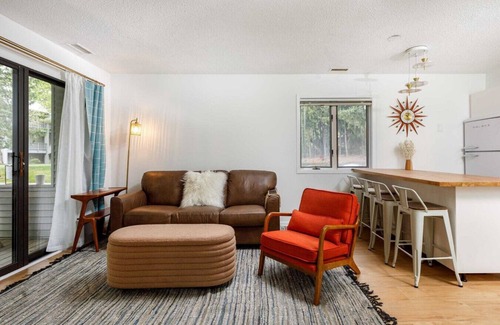 Acme Condominio | Retro 1BR Condo w/ Beach Access + Parking | Near TC