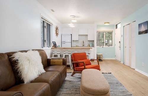 Acme Condominio | Retro 1BR Condo w/ Beach Access + Parking | Near TC