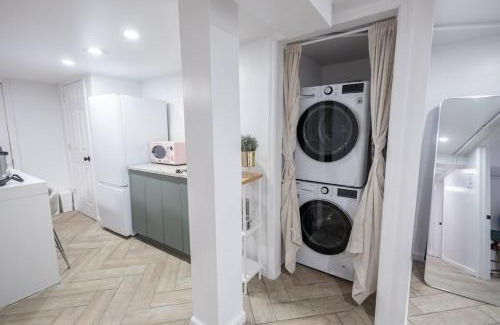 New Rochelle Apartamento | Retro 2 bedroom basement APT with free parking