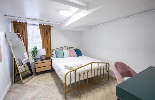 New Rochelle Apartamento | Retro 2 bedroom basement APT with free parking