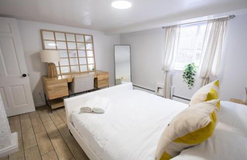 New Rochelle Apartamento | Retro 2 bedroom basement APT with free parking