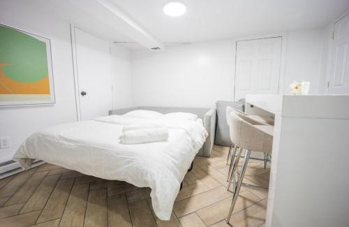 New Rochelle Apartamento | Retro 2 bedroom basement APT with free parking