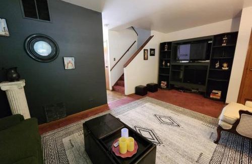 Chicago Apartamento | Retro 2 BR Home 6 mins to United Center with Parking