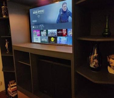 Chicago Apartamento | Retro 2 BR Home 6 mins to United Center with Parking