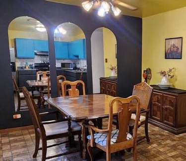 Chicago Apartamento | Retro 2 BR Home 6 mins to United Center with Parking
